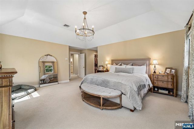 4 Conklin Court, Allendale, NJ 07401