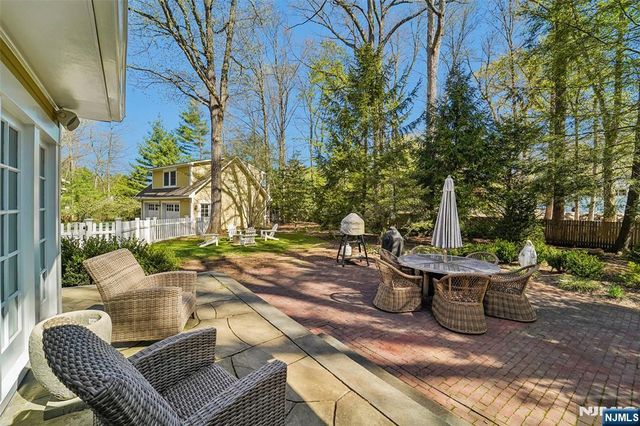 4 Conklin Court, Allendale, NJ 07401