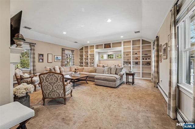 4 Conklin Court, Allendale, NJ 07401