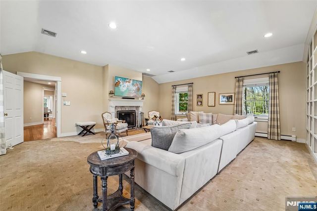 4 Conklin Court, Allendale, NJ 07401