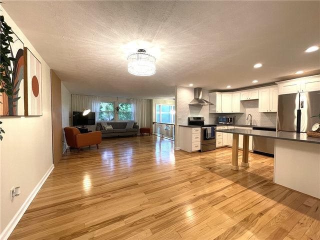 592 Surfside Dr, Plum Boro, PA 15239