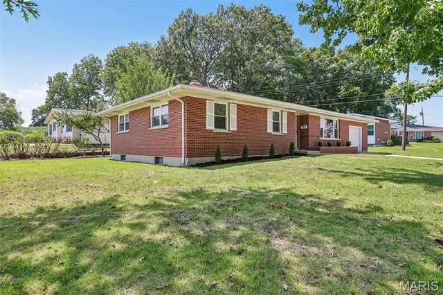 1 Elmwood Court, St Charles, MO 63301