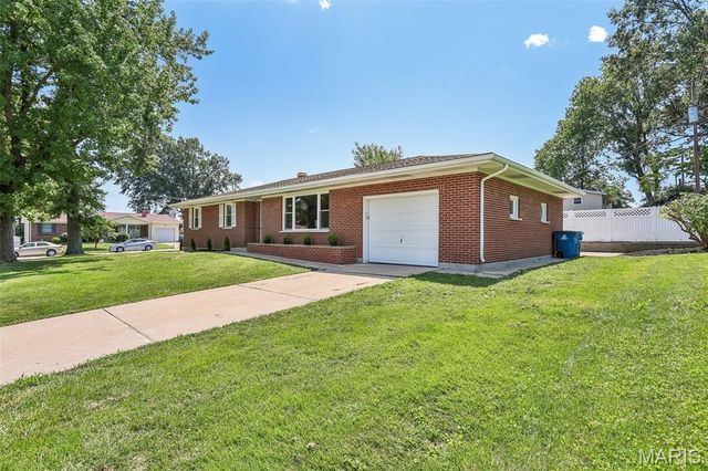 1 Elmwood Court, St Charles, MO 63301