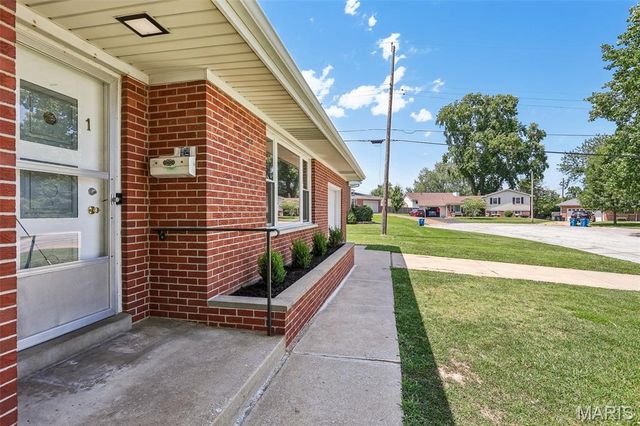 1 Elmwood Court, St Charles, MO 63301