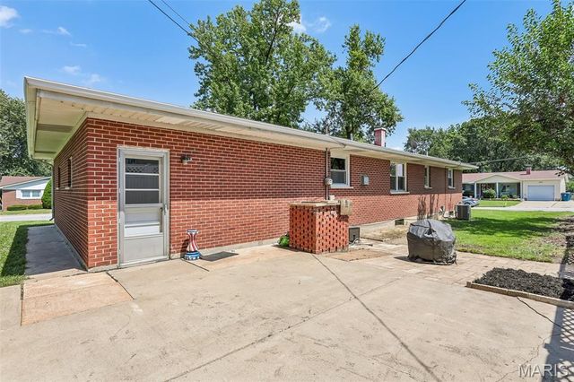 1 Elmwood Court, St Charles, MO 63301