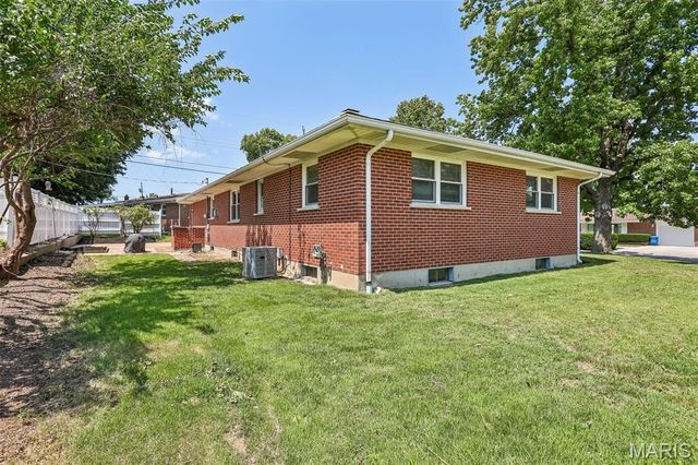 1 Elmwood Court, St Charles, MO 63301