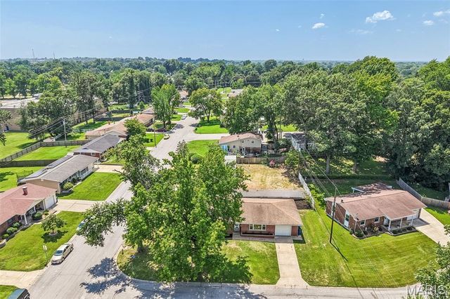 1 Elmwood Court, St Charles, MO 63301