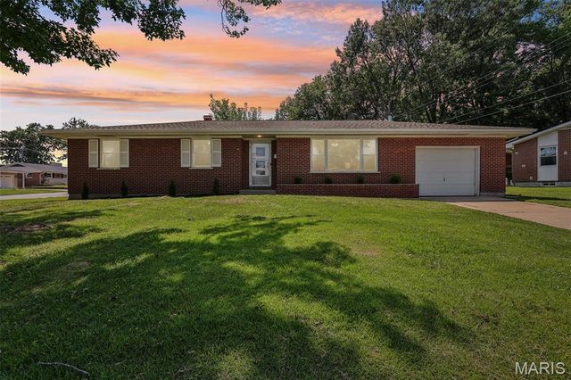 1 Elmwood Court, St Charles, MO 63301