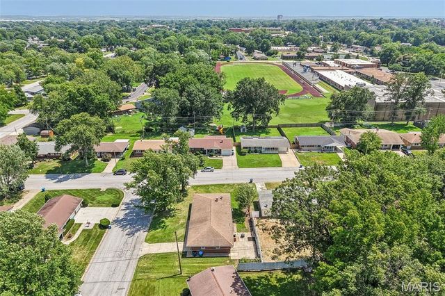 1 Elmwood Court, St Charles, MO 63301