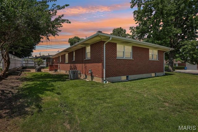 1 Elmwood Court, St Charles, MO 63301