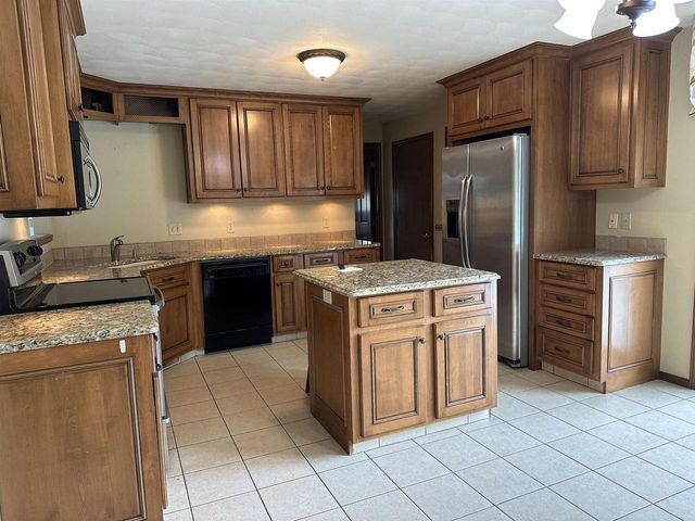 1429 RIDGEWAY DRIVE, Neenah, WI 54956