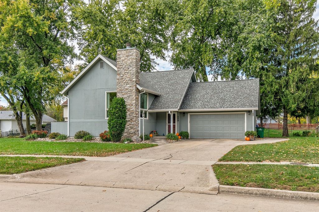 208 38th Street, West Des Moines, IA 50265