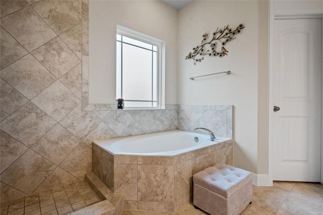9823 Oaklawn Drive, Mont Belvieu, TX 77523