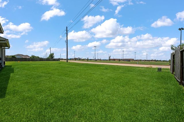 9823 Oaklawn Drive, Mont Belvieu, TX 77523