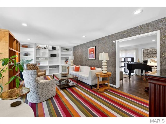 1 The Prado, Ladue, MO 63124