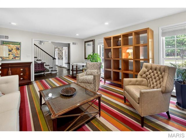 1 The Prado, Ladue, MO 63124