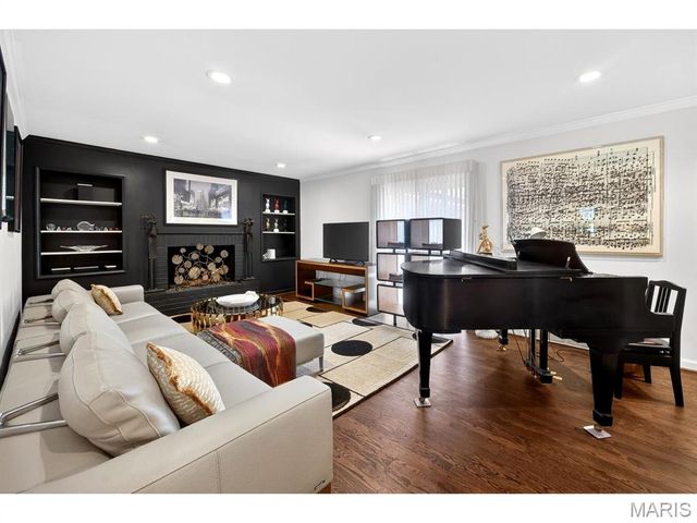 1 The Prado, Ladue, MO 63124