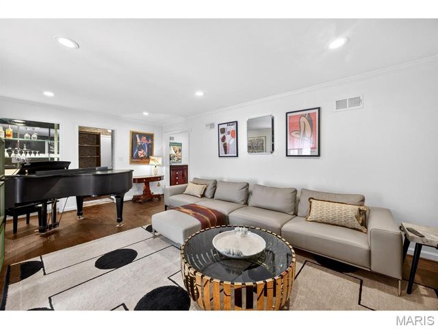1 The Prado, Ladue, MO 63124