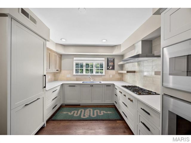 1 The Prado, Ladue, MO 63124