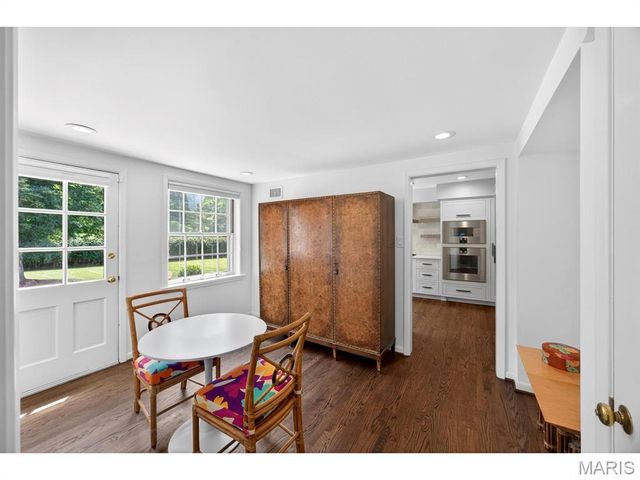 1 The Prado, Ladue, MO 63124
