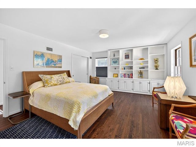 1 The Prado, Ladue, MO 63124