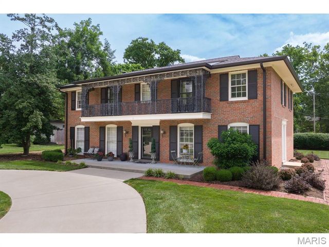1 The Prado, Ladue, MO 63124
