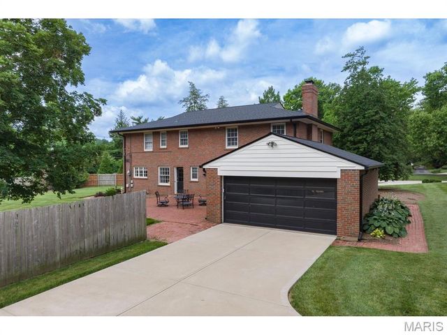 1 The Prado, Ladue, MO 63124