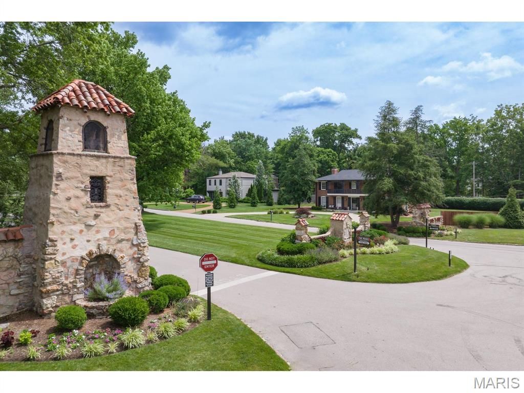 1 The Prado, Ladue, MO 63124