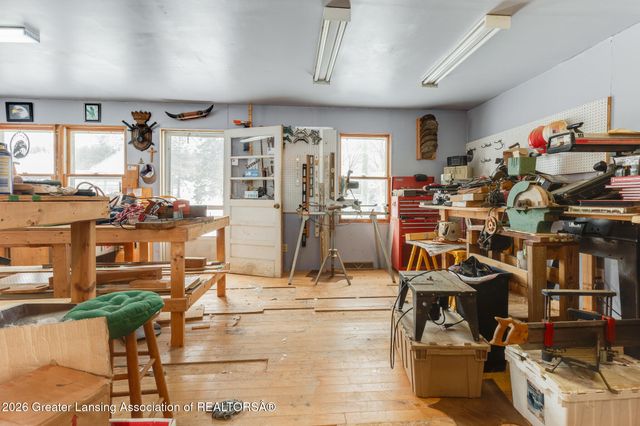 7220 E 5 Point Highway, Eaton Rapids, MI 48827