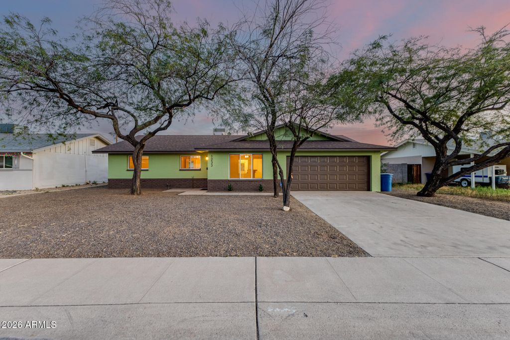 Image 2 of property listing at 1233 E BROADMOR Drive, Tempe, AZ 85282