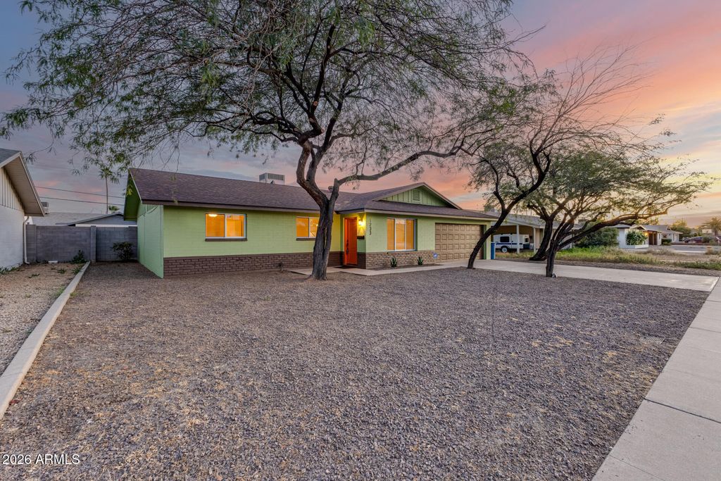 Image 3 of property listing at 1233 E BROADMOR Drive, Tempe, AZ 85282