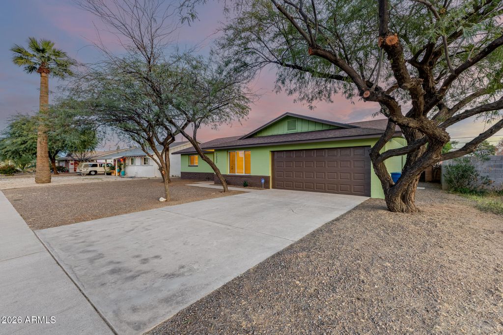 Image 4 of property listing at 1233 E BROADMOR Drive, Tempe, AZ 85282
