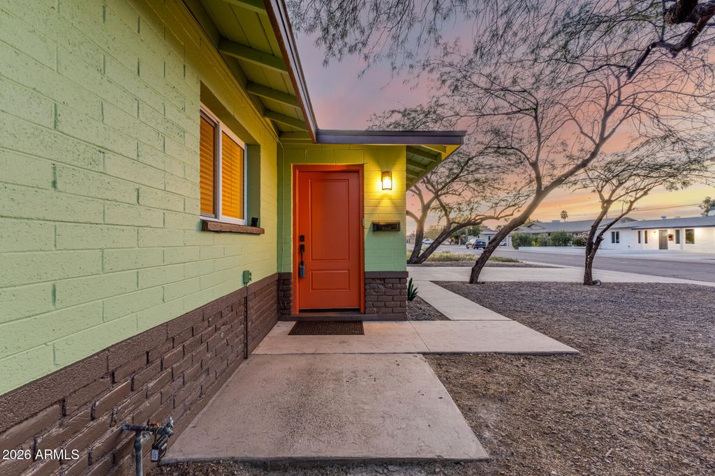 Image 5 of property listing at 1233 E BROADMOR Drive, Tempe, AZ 85282