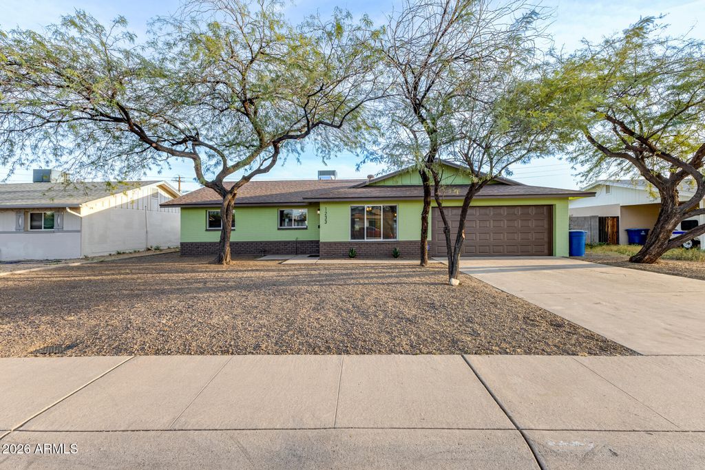 Image 6 of property listing at 1233 E BROADMOR Drive, Tempe, AZ 85282