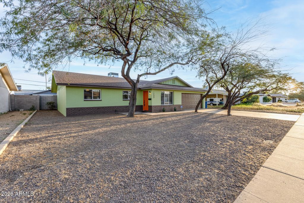 Image 7 of property listing at 1233 E BROADMOR Drive, Tempe, AZ 85282