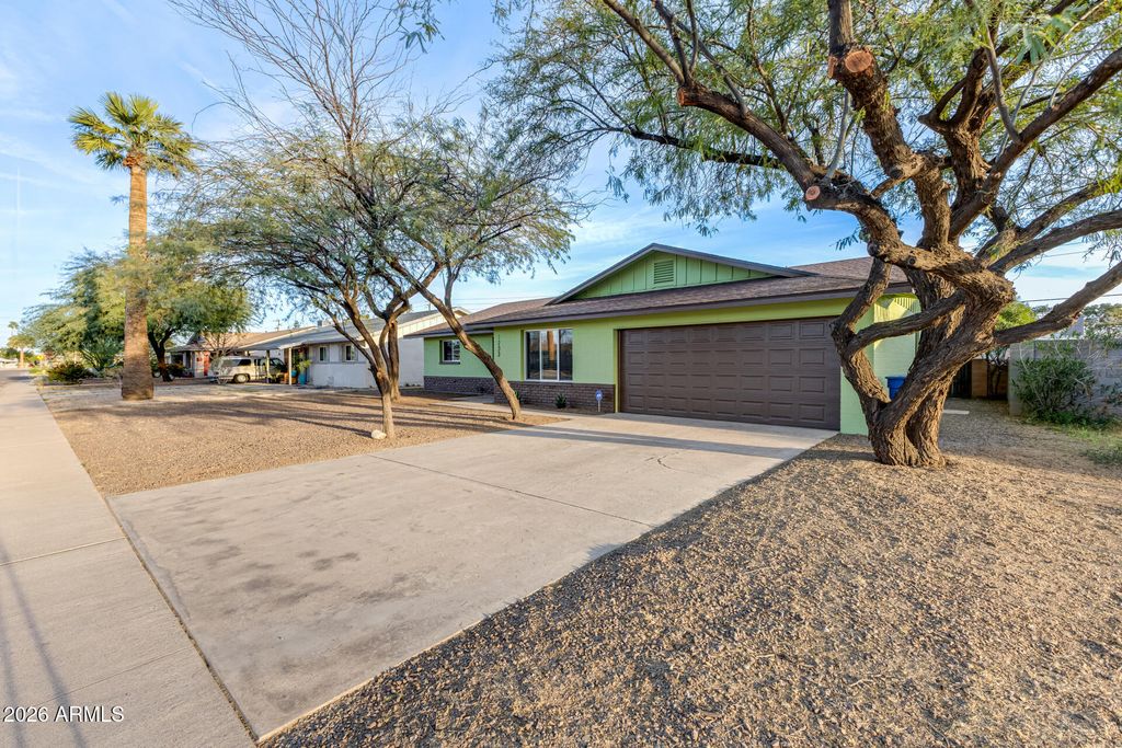 Image 8 of property listing at 1233 E BROADMOR Drive, Tempe, AZ 85282