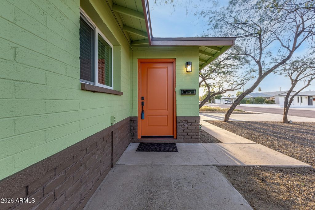 Image 9 of property listing at 1233 E BROADMOR Drive, Tempe, AZ 85282