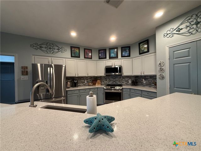 15 Alley Way, Port Lavaca, TX 77979