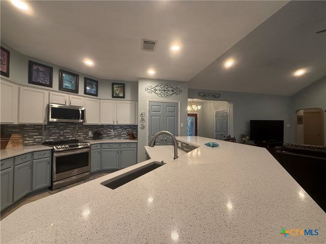 15 Alley Way, Port Lavaca, TX 77979