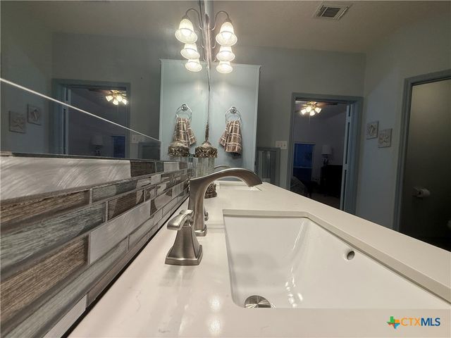 15 Alley Way, Port Lavaca, TX 77979