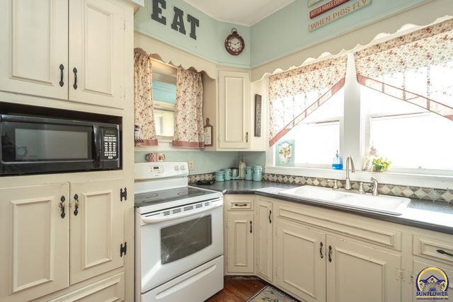 301 Walnut ST, Valley Falls, KS 66088