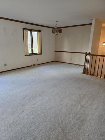 1555 W Golf Drive, Platteville, WI 53818