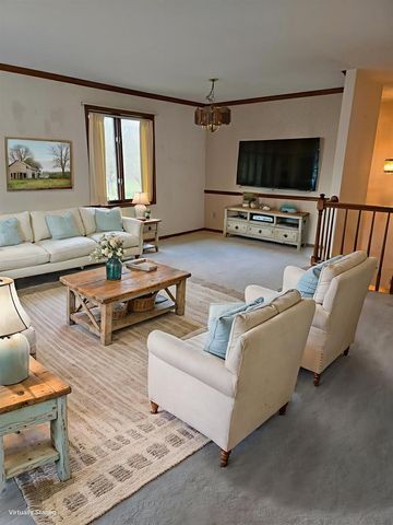 1555 W Golf Drive, Platteville, WI 53818