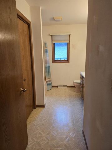 1555 W Golf Drive, Platteville, WI 53818