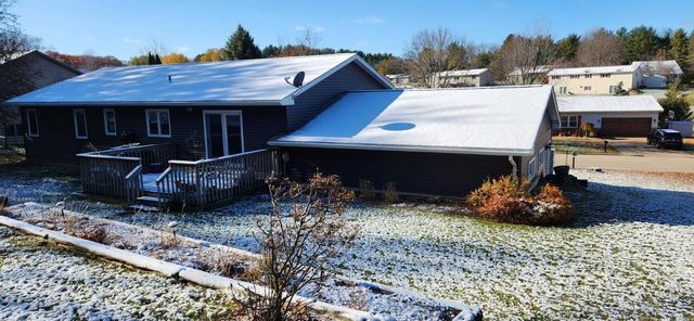 1555 W Golf Drive, Platteville, WI 53818