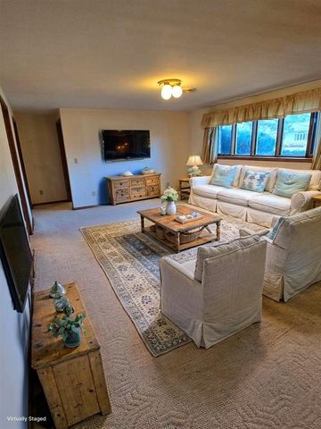 1555 W Golf Drive, Platteville, WI 53818