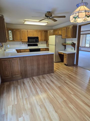 1555 W Golf Drive, Platteville, WI 53818