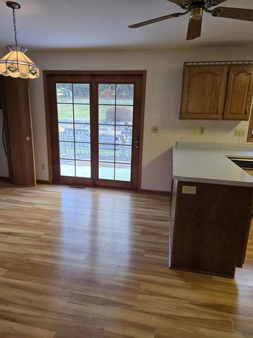 1555 W Golf Drive, Platteville, WI 53818