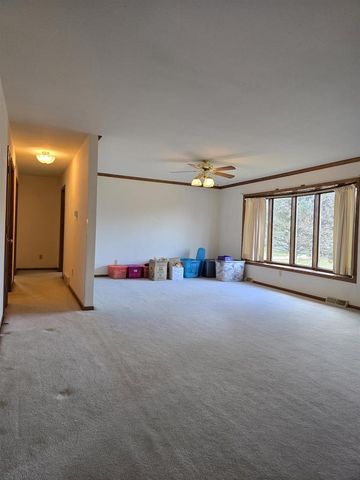 1555 W Golf Drive, Platteville, WI 53818