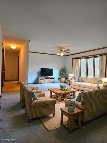 1555 W Golf Drive, Platteville, WI 53818